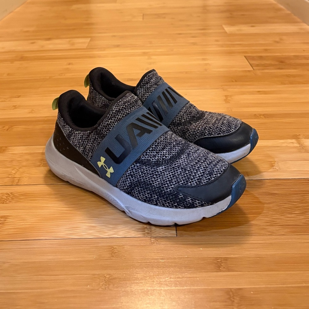 Under Armour Youth BGS Surge 3 Slip On Shoes - Size 6